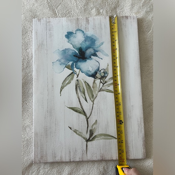Wall canvas, blue flower.On one canvas is missing a dowel, as seen in the photo. - Picture 3 of 3